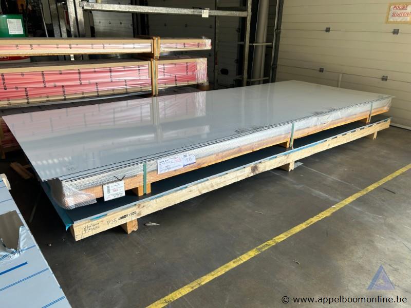 Lot van 37 gelakte aluminium platen, afmetingen 4000x1500x2 mm. De platen zijn voorzien van een PVDF coating in granietgrijs (RAL 7026) en bescherm…