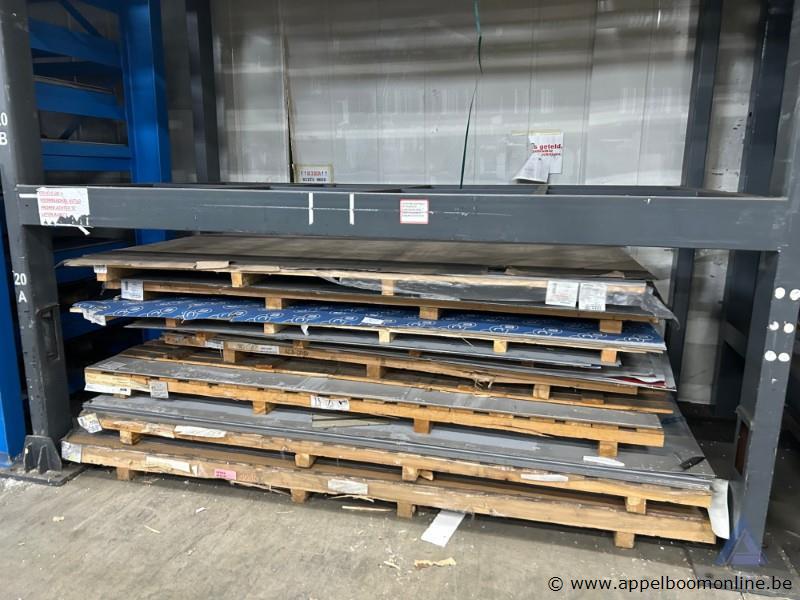 Lot bestaande uit diverse metalen platen, waaronder staal en roestvrij staal