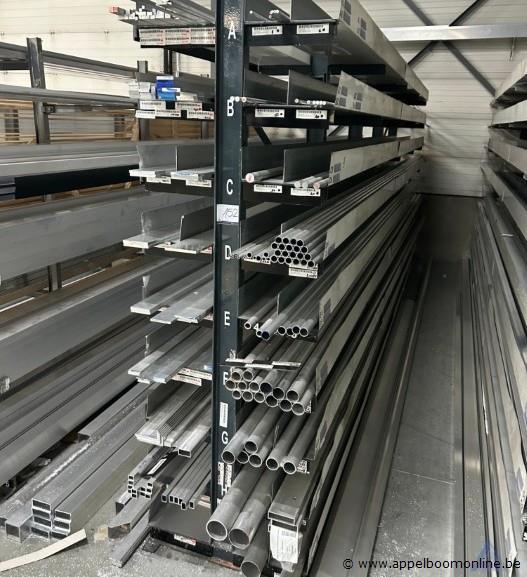 inhoud van het rek bestaande uit diverse aluminium profielen, staven en buizen