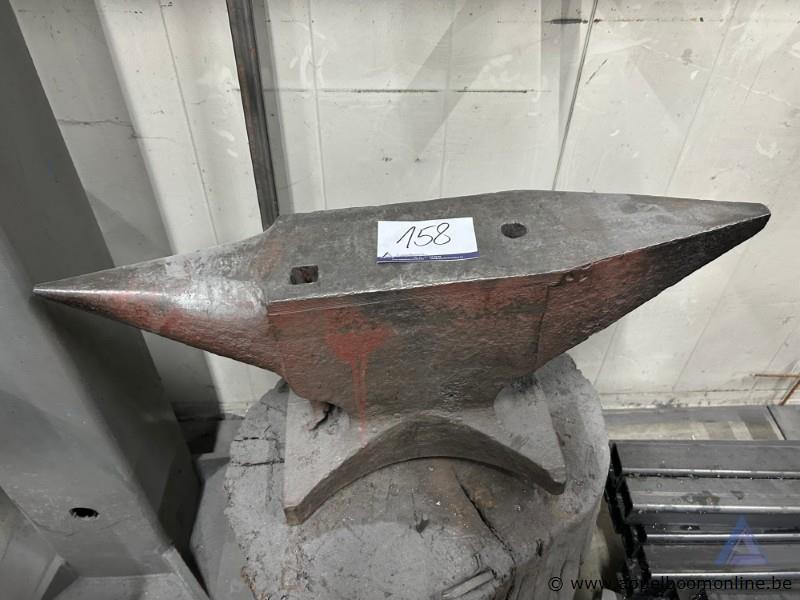 Zwaar metalen aambeeld