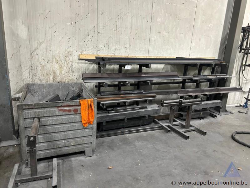 Lot bestaande uit diverse metalen profielen en platen