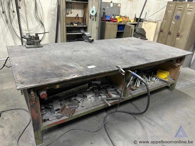 Metalen werkbank met een zwaar metalen blad. Voorzien van twee gemonteerde bankschroeven en een handbediende plaatknipper
