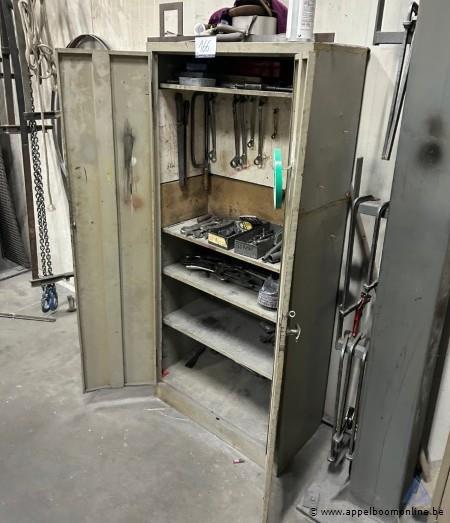 Metalen gereedschapskast inhoudend diverse handgereedschappen, waaronder moersleutels, tangen, schroevendraaiers en boren