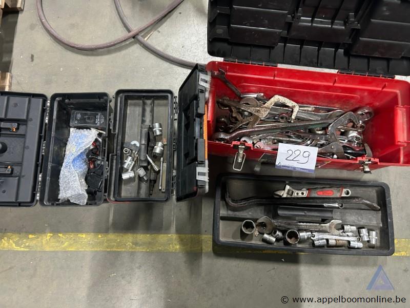Lot gereedschap in 3 gereedschapskisten, waaronder moersleutels, doppen, tangen – kavel bij Appelboom