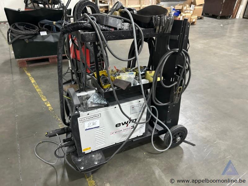 Lasapparaat EWM Taurus 355 Synergic S HP MM TKM, serienummer 0000574603, op verrijdbare kar met kabels, lastoorts, massaklem en diverse kleine onde… – kavel bij Appelboom