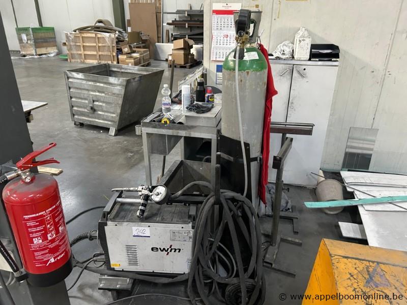 Lasapparaat EWM Taurus 355 Synergic S HP MMM TKM, serienummer 0000617891. Inclusief gasfles, draadaanvoer en slangenpakket op verrijdbaar onderstel