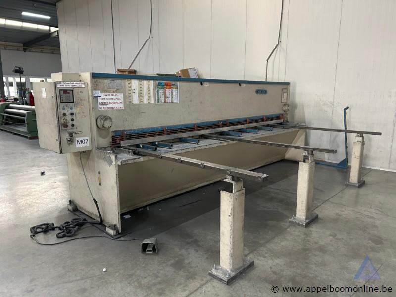 Industriële plaatschaar LVD HST 40/6, bouwjaar 1993. Voorzien van een vermogen van 9,5 kW en een maximale capaciteit van 4050 x 6,35 mm