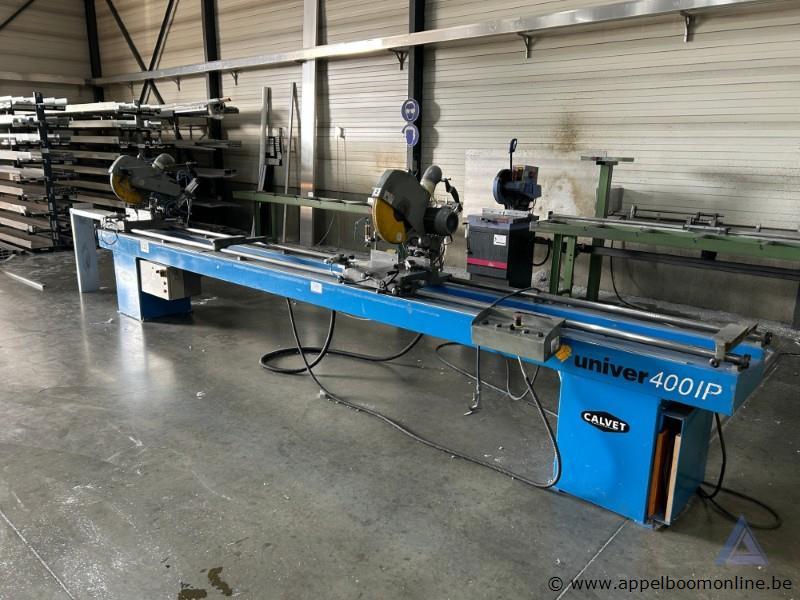 Industriële dubbele afkortzaagmachine PERTICI UNIVER 400IP, bouwjaar 2006. Voorzien van een vermogen van 3,1 kW en een aansluiting van 400 V, 3 fasen