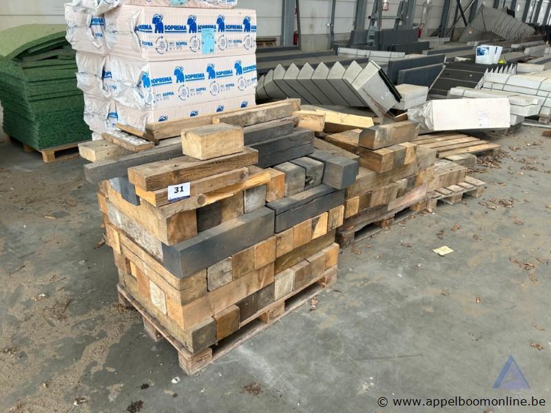 Lot bestaande uit diverse houten balken op pallets