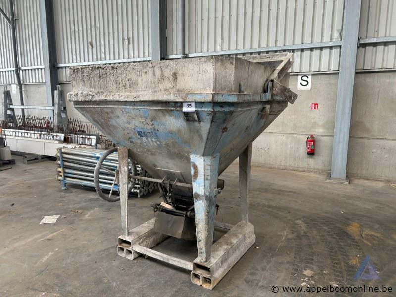 Betonkubel Alt, bouwjaar 2011. Capaciteit 1500 L, tarragewicht 600 kg, maximale lading 3750 kg