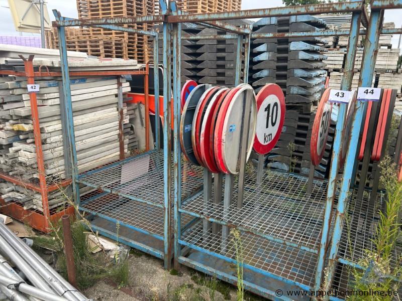 Metalen rek inhoudend diverse verkeersborden