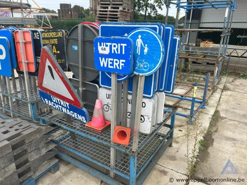 Metalen rek inhoudend diverse verkeersborden en verkeerskegels – kavel bij Appelboom