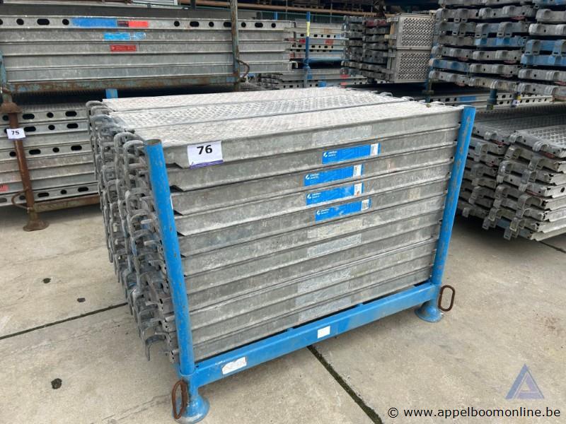Metalen rek inhoudende 30 steigerplatformen – kavel bij Appelboom