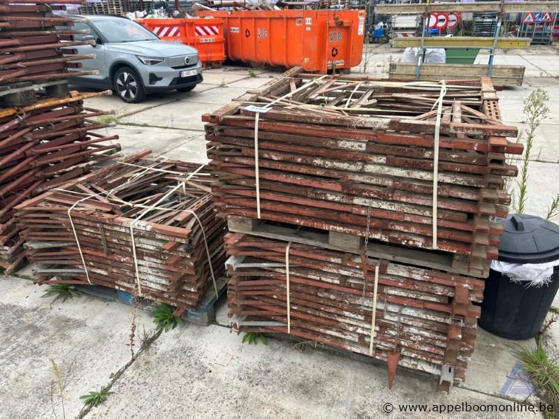 Lot metalen bekistingsklemmen – kavel bij Appelboom