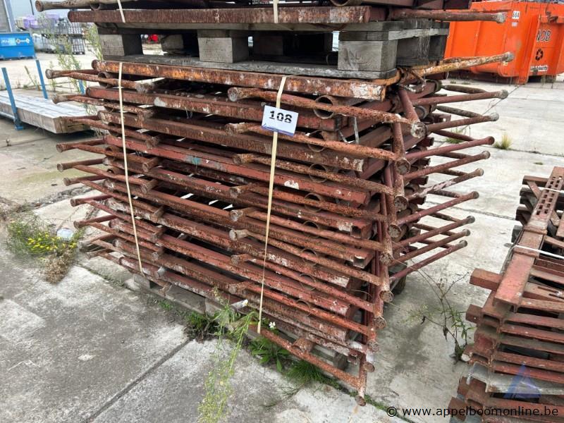 20 metalen schragen – kavel bij Appelboom