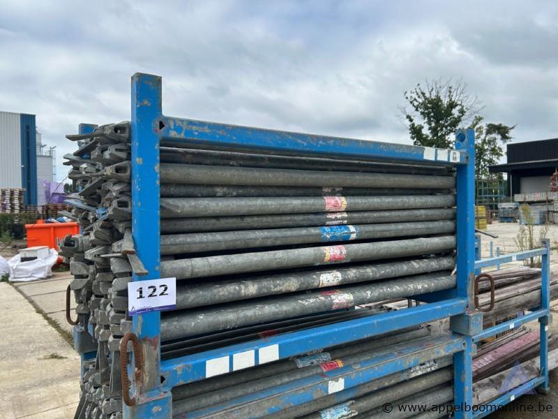 Metalen rek inhoudend diverse stellingonderdelen