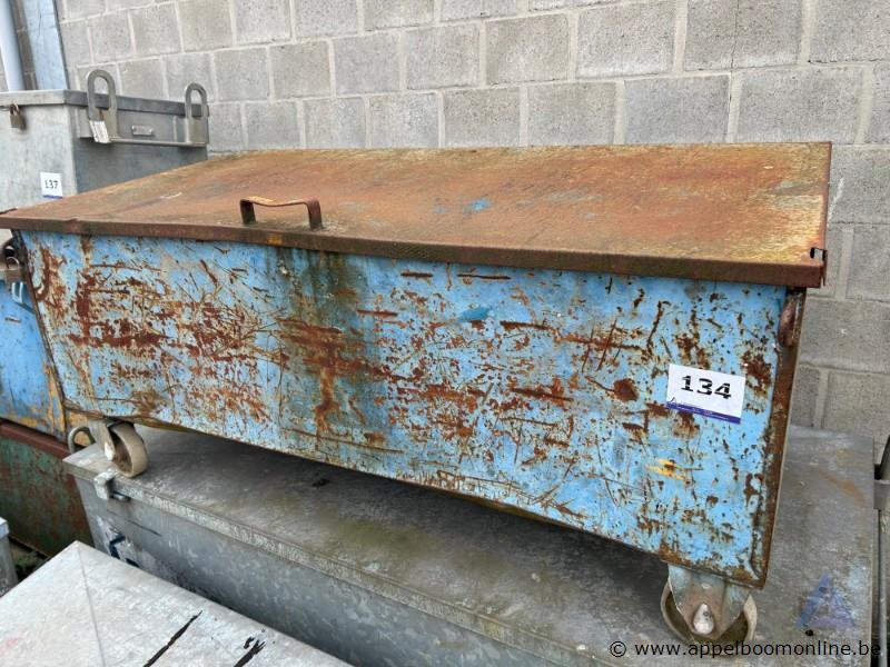 Metalen kist op wielen