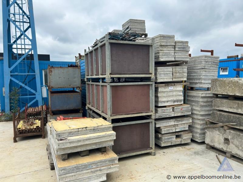 Groot lot bekistingspanelen en toebehoren – kavel bij Appelboom