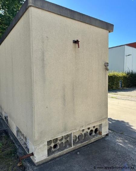 Betonnen hoogspanningscabine. Waarschuwingsborden voor 10000 V aanwezig. Op slot – foto 4 – kavel bij Appelboom