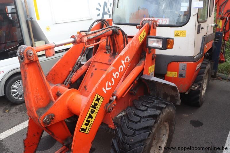 laadgraafcombinatie KUBOTA R420N, bj 2004, serie nr 01004, werkuren 1111,5, mogelijk platte batterij, vv toebehoren – foto 4 – kavel bij Appelboom