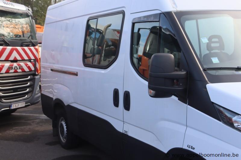 lichte vrachtwagen IVECO FD11C2C, datum 1ste inschr 7/12/2015, chassis nr ZCFC335A505065770, km-stand 51925, CNG, TTM 3500, schade rondom – foto 3 – kavel bij Appelboom