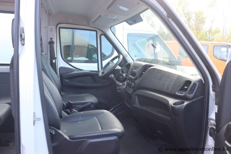 lichte vrachtwagen IVECO FD11C2C, datum 1ste inschr 7/12/2015, chassis nr ZCFC335A505065770, km-stand 51925, CNG, TTM 3500, schade rondom – foto 4 – kavel bij Appelboom