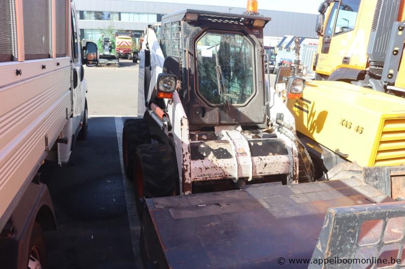 lader BOBCAT 773, bj 1999, serie nr 509617402, compleet met veeginrichting, knik-graafbak, graafbak en vork – foto 2 – kavel bij Appelboom