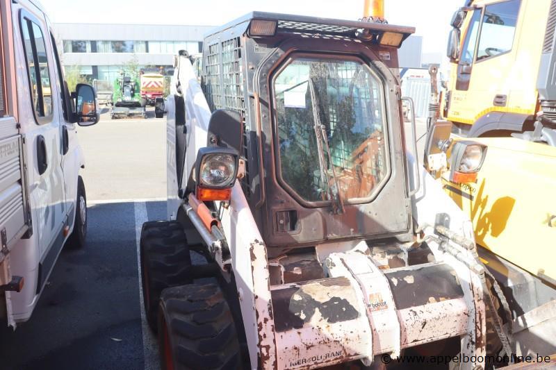 lader BOBCAT 773, bj 1999, serie nr 509617402, compleet met veeginrichting, knik-graafbak, graafbak en vork – foto 3 – kavel bij Appelboom