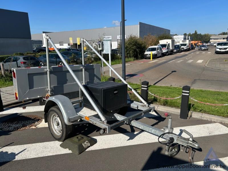Aanhangwagen HAPERT R750, XLHR7500000701242, enkelas, mtm 750kg, opklapbare signalisatieborden, zwarte gereedschapskist, 089-012 – foto 2 – kavel bij Appelboom