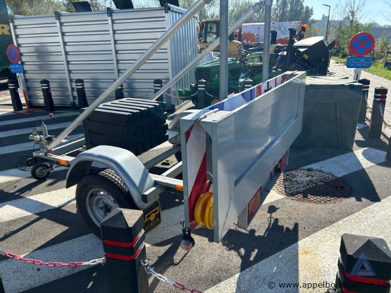 Aanhangwagen HAPERT R750, XLHR7500000701242, enkelas, mtm 750kg, opklapbare signalisatieborden, zwarte gereedschapskist, 089-012 – foto 3 – kavel bij Appelboom