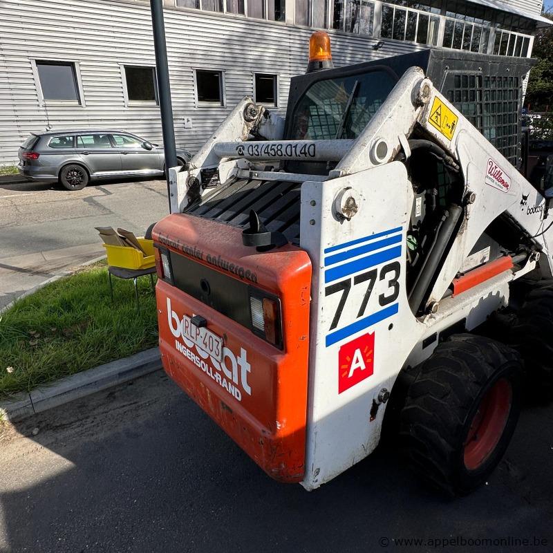 Compactlader met bak, veegmachine en vorken, BOBCAT 773, bouwjaar 1999, serienummer 509617404, 33 kW, 2.700 kg, wielaandrijving – foto 3 – kavel bij Appelboom