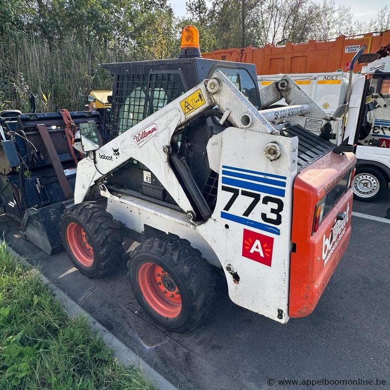 Compactlader met bak, veegmachine en vorken, BOBCAT 773, bouwjaar 1999, serienummer 509617404, 33 kW, 2.700 kg, wielaandrijving – foto 5 – kavel bij Appelboom