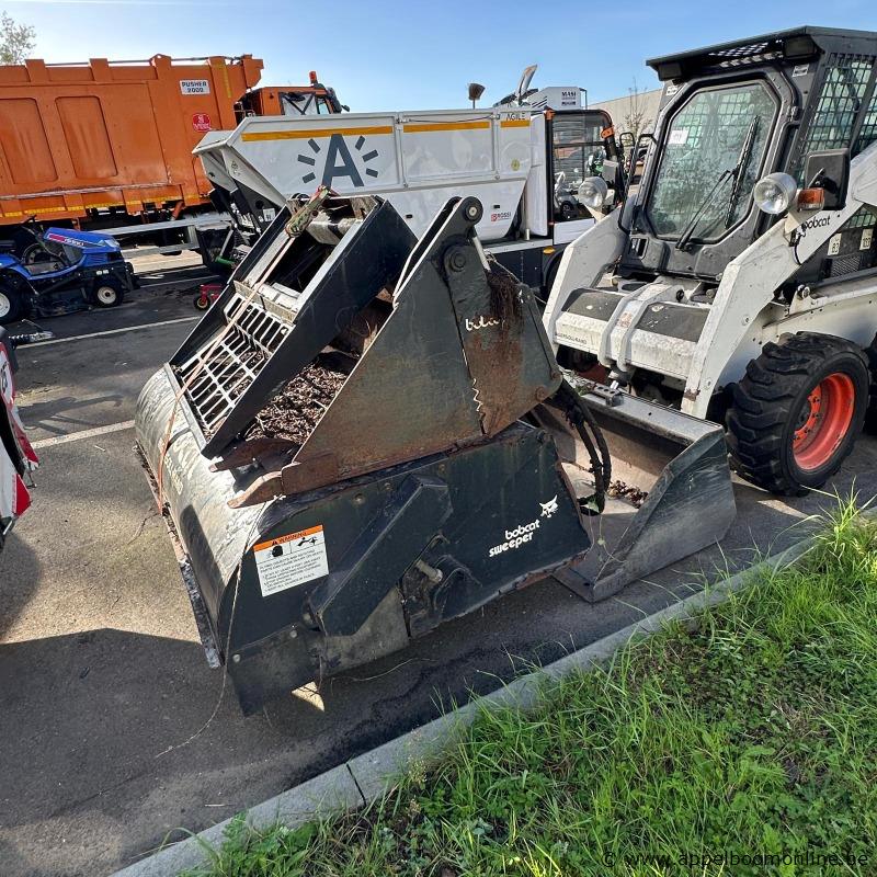 Compactlader met bak, veegmachine en vorken, BOBCAT 773, bouwjaar 1999, serienummer 509617404, 33 kW, 2.700 kg, wielaandrijving – foto 7 – kavel bij Appelboom
