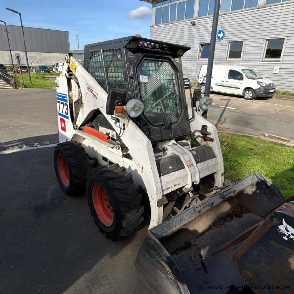 Compactlader met bak, veegmachine en vorken, BOBCAT 773, bouwjaar 1999, serienummer 509617404, 33 kW, 2.700 kg, wielaandrijving – kavel bij Appelboom