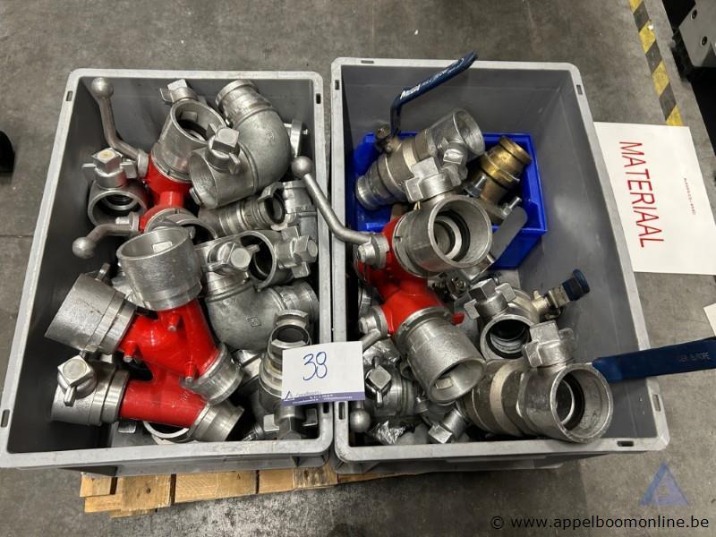 Lot brandslangkoppelingen en verdeelstukken – foto 2 – kavel bij Appelboom