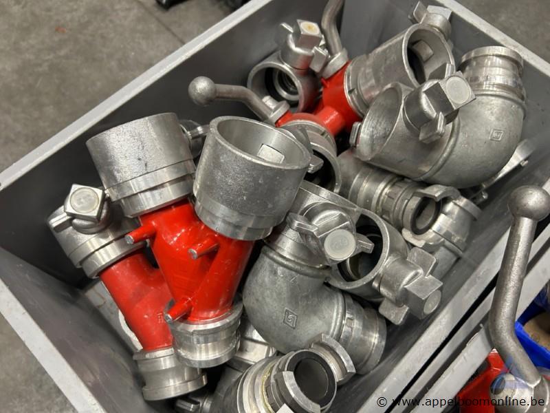 Lot brandslangkoppelingen en verdeelstukken – foto 3 – kavel bij Appelboom