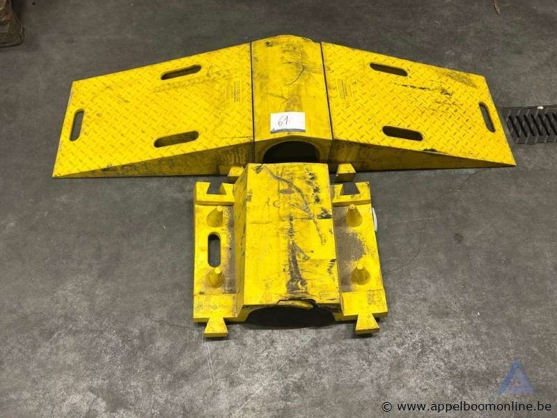 Slangenbruggen CHECKERS Diamondback, model UHB-5060R, bestaande uit bruggen, voeten en tussenstukken – foto 2 – kavel bij Appelboom