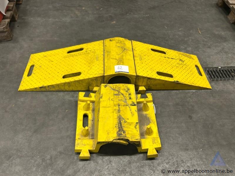 Slangenbruggen CHECKERS Diamondback, model UHB-5060R, bestaande uit bruggen, voeten en tussenstukken – foto 2 – kavel bij Appelboom