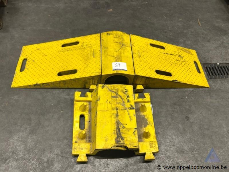 Slangenbruggen CHECKERS Diamondback, model UHB-5060R, bestaande uit bruggen, voeten en tussenstukken – foto 2 – kavel bij Appelboom