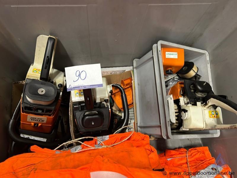 Lot onderdelen voor motorzagen, inclusief 3 zaagbladen STIHL, 45 cm – foto 2 – kavel bij Appelboom