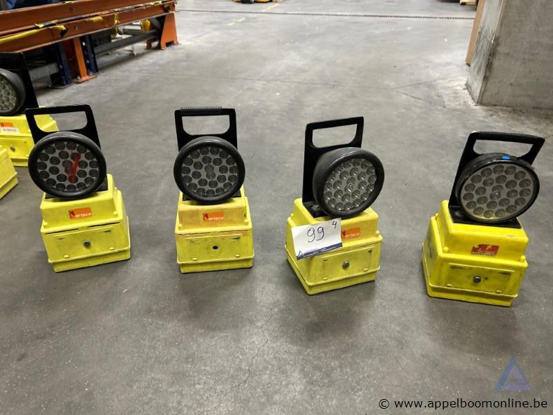 4 draagbare LED-schijnwerpers ARISCO. Werking niet gekend – foto 2 – kavel bij Appelboom