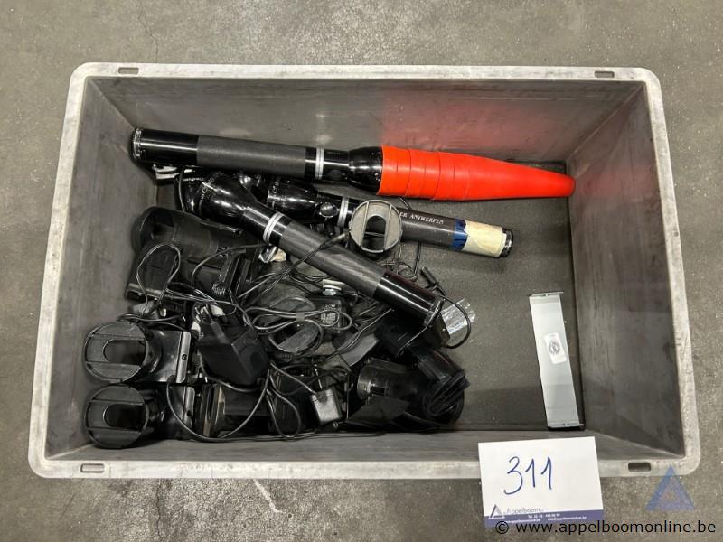 Lot Maglite zaklampen, inclusief laders en houders. Werking niet gekend – foto 2 – kavel bij Appelboom