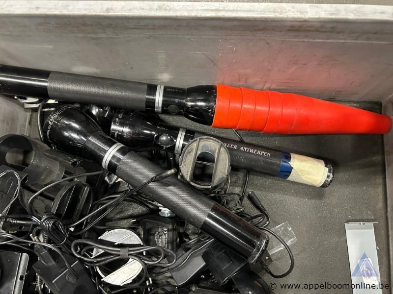 Lot Maglite zaklampen, inclusief laders en houders. Werking niet gekend – foto 3 – kavel bij Appelboom