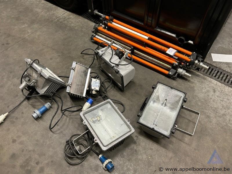 Lot halogeenstralers en statieven, waaronder Sylvania FEH 1000, 1000W. Voorzien van industriële stekkers. Werking niet gekend – foto 2 – kavel bij Appelboom