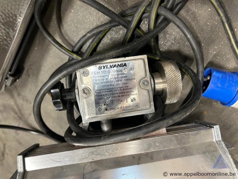 Lot halogeenstralers en statieven, waaronder Sylvania FEH 1000, 1000W. Voorzien van industriële stekkers. Werking niet gekend – foto 4 – kavel bij Appelboom