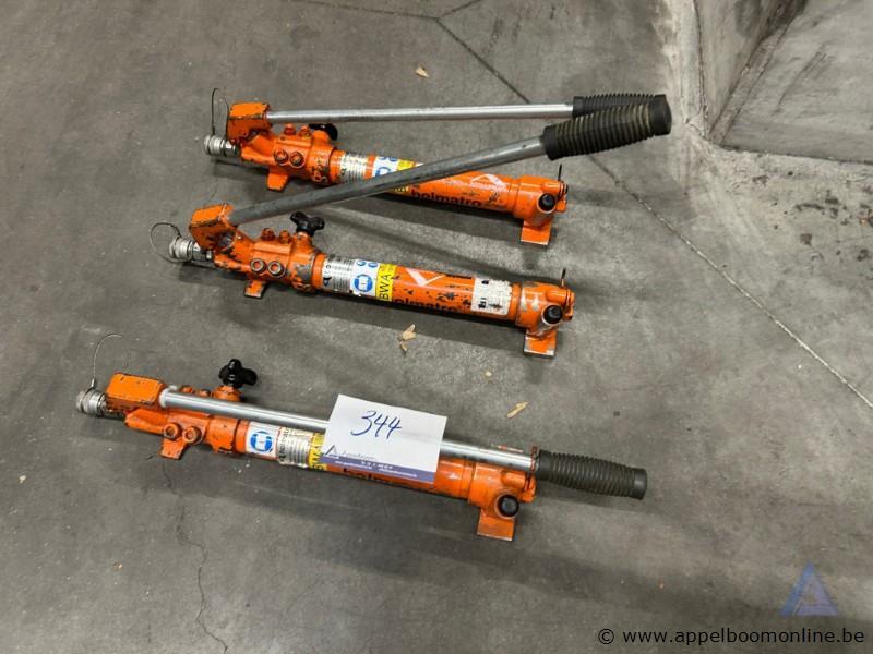Lot van 3 hydraulische handpompen Holmatro – foto 2 – kavel bij Appelboom