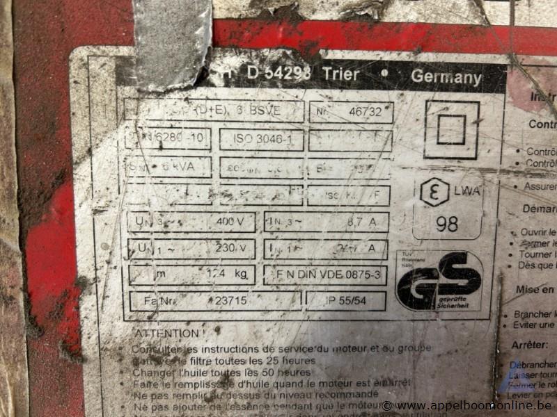 Stroomgenerator Honda GX390, serienummer 46732, 400 V (3 fasen) en 230 V (1 fase) uitgangsspanning, 98 dB geluidsniveau, 124 kg. Werking niet gekend – foto 3 – kavel bij Appelboom