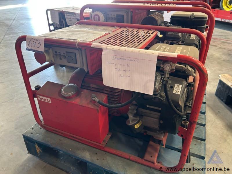 Stroomgenerator Honda GX390, serienummer 46732, 400 V (3 fasen) en 230 V (1 fase) uitgangsspanning, 98 dB geluidsniveau, 124 kg. Werking niet gekend – kavel bij Appelboom