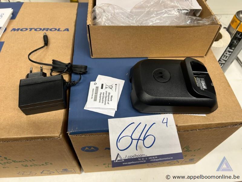 4x laadstation Motorola WPLN4199 / WPLN4226, voor MTP8550EX radio's, met stroomadapter. inclusief lader. Werking niet gekend – foto 2 – kavel bij Appelboom