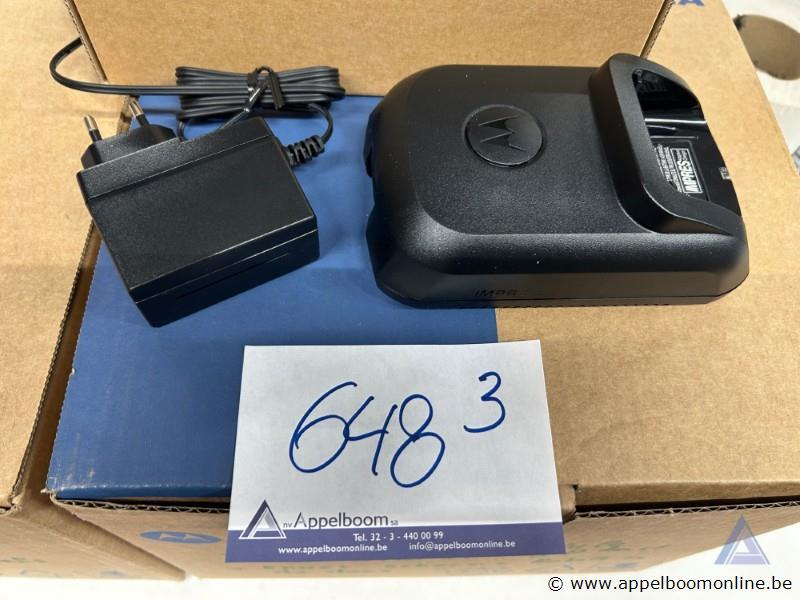 3x Single-unit lader Motorola, types WPLN4199 en WPLN4226, voor radio MTP8550EX, inclusief adapter. Werking niet gekend – foto 2 – kavel bij Appelboom